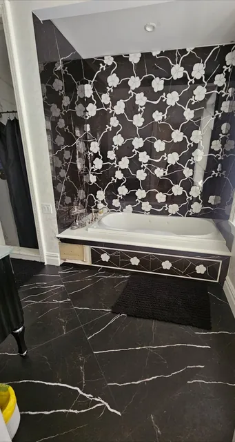 Tub alcove with patterned feature wall